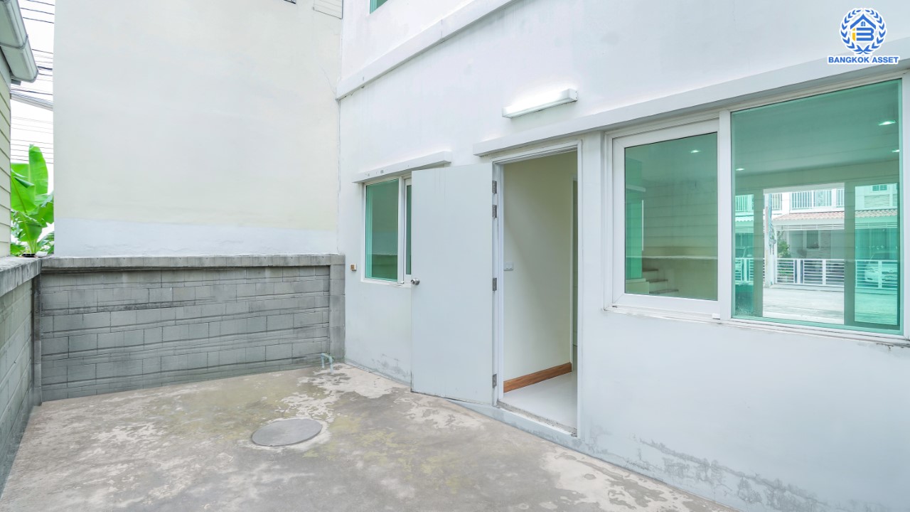 ทาวน์เฮ้าส์มือสองนนทบุรี ม.โกลเด้นทาวน์ ปิ่นเกล้า-จรัญฯ 3 ชั้น เนื้อที่ 22.6 ตร.ว. ฟังก์ชัน 5 ห้องนอน 4 ห้องน้ำ จอดรถได้ 2 คัน บนทำเลเชื่อมต่อหลายเส้นทาง ใกล้ทางด่วน "ศรีรัช" รถไฟฟ้าสายสีแดงอ่อน "สถานีบางบำหรุ" และ รถไฟฟ้าสายสีน้ำเงิน "สถานีบางอ้อ"